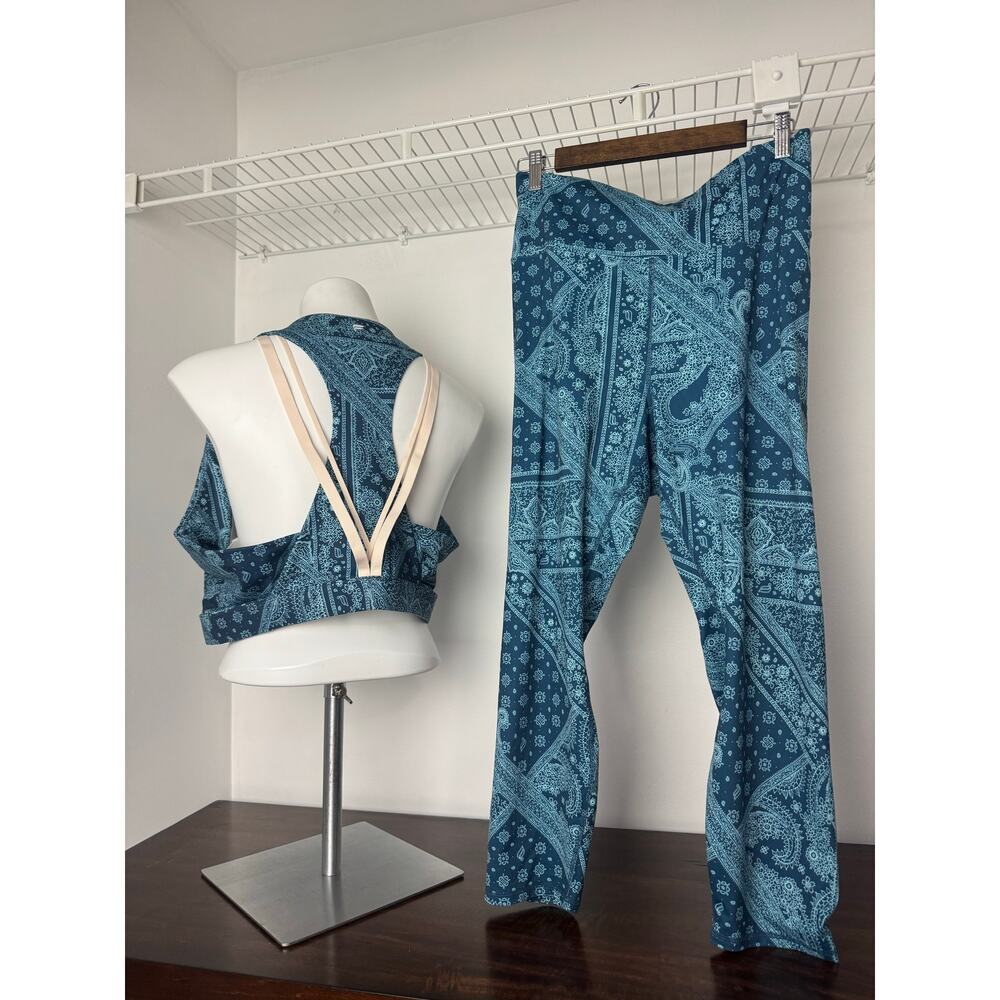 Fabletics Powerhold Blue Paisley Sports Bra and 7/8 Leggings Set size 3/4X NWOT - Picture 4 of 8